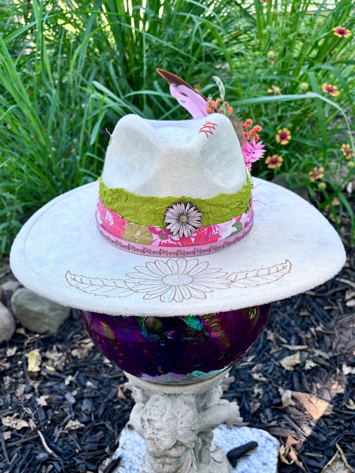 Cream Wildflower hat with patch and daisy